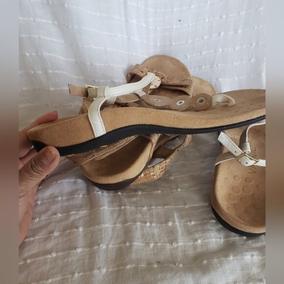White vioni  sandle size 7 - Picture 7 of 7